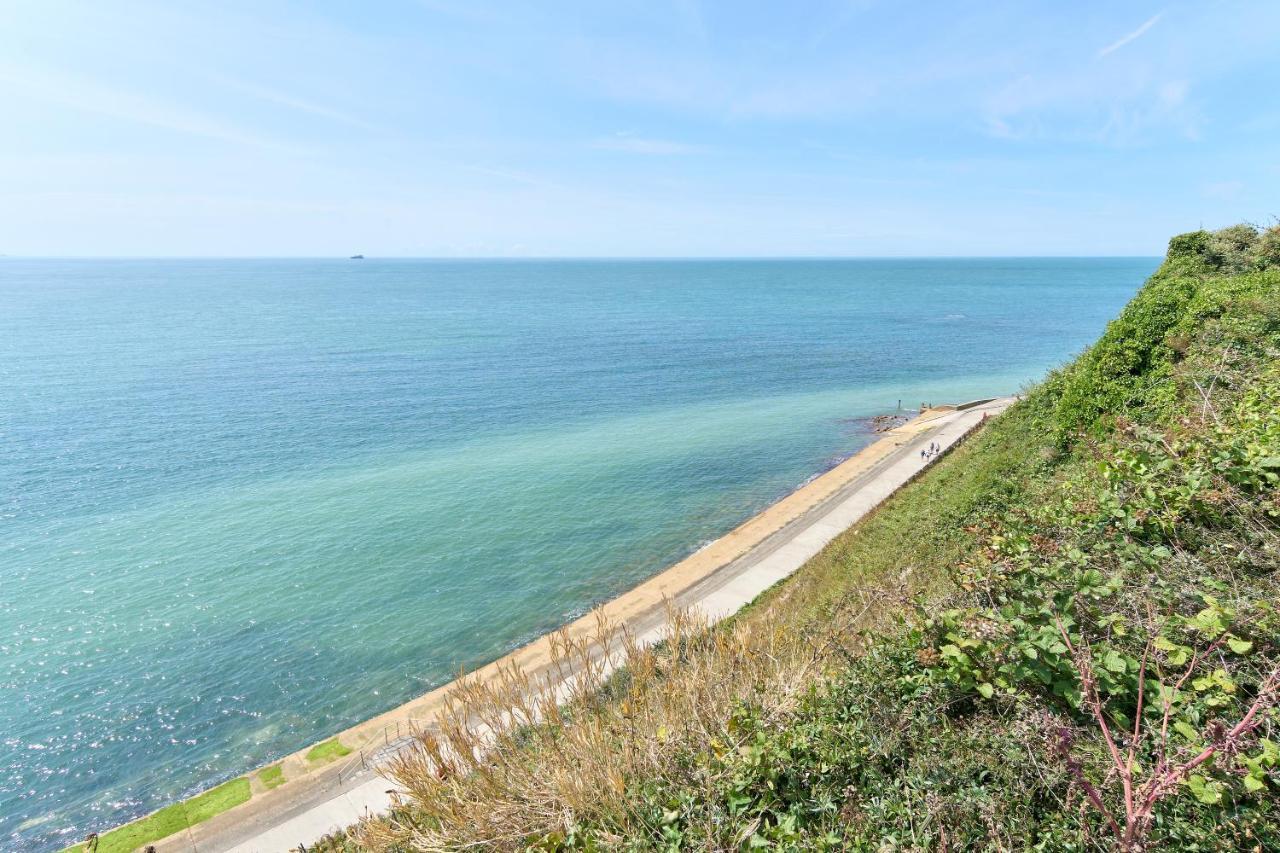 Beautiful 3 Bed Apartment In Bonchurch - Nr Ventnor - Large Outside Terrace & Parking - Dog Friendly - The Perfect Choice For Couples, Friends, Families - 5 Mins To Beach Exterior foto